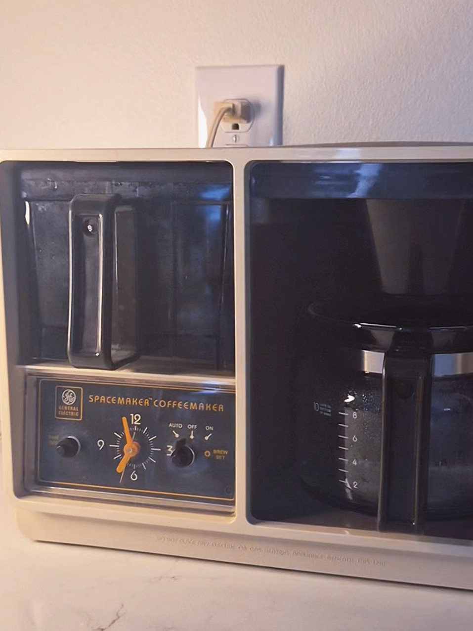 unsure of the year it was made because there's no model #, but it's PERFECT. $80 for a vintage coffeemaker >>>> $80 on a new Keurig #coffee #vintage #spacemaker #generalelectric #appliances 