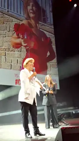 În fața a 2500+ oameni, pe scena Palaverdi din Parma, am spus un adevăr simplu: dacă ai un vis suficient de puternic, nu renunți… îl construiești. ✨ Asta e puterea care m-a făcut 💎diamant și asta e energia pe care o dau mai departe. Vrei și tu mai mult de la viața ta?  Atunci urmărește până la final. 🚀 #independentafinanciara 