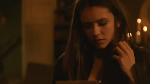 Elena descobre que é igual a Katherine  #katherinepierce #elenagilbert #tvd #diariosdeumvampiro #thevampirediaries  @Warner Bros Pictures @HBO Max Brasil 