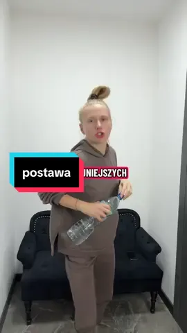 Weekendowy klimat: ja, odkurzacz i jedno ćwiczenie, które potrafi zrobić wiele dla Twojej postawy 🤭 Sprzątasz? Zrób 3-minutową przerwę i wykonaj to ćwiczenie - plecy wyprostują się szybciej niż bluzka po przejechaniu żelazkiem (no, prawie… 😅). Pamiętaj: systematyczność bije intensywność na głowę! 💫 📘 Moja książka „Encyklopedia zdrowego kręgosłupa” jest już dostępna! 📗 A pozostałe tytuły — w tym bestsellerowa „Encyklopedia zdrowych stóp” — oczywiście wciąż są! 💚 #postawa #ćwiczenia