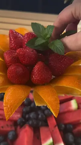 Transforme suas frutas em destaque da ceia com cortes rápidos, práticos e super elegantes! 🍉✨ Essa técnica está viral no Natal e vai deixar sua mesa ainda mais linda. Salva, compartilha e surpreenda seus convidados com algo simples e cheio de charme! 🎄❤️ #saladasdenatal #natal2025 #ReceitasDeNatal #SobremesasDeNatal #CortesDeFrutas 