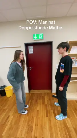 Ich helfe ihm beim durchziehen…  . Insta: ahr_erzieher . #oberstufe #abi26 #fyp #schoollife #schulebelike 