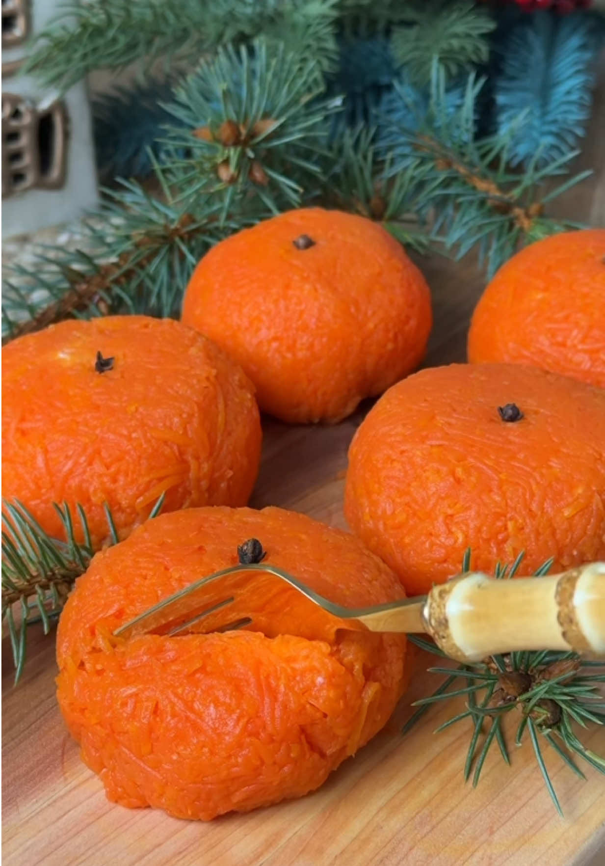 Закуска «Мандаринка» Інгредієнти: - 4 середні моркви - 2 плавлені сирки - 4 варені яйця - 2 ст л майонезу -  5 шт гвоздика - сіль Приготування: Відварити яйця і моркву, почистити. Все натерти. На одноразову плівку викласти моркву, трішки підсолити, зверху перемішаний сир, сирки, часник і майонез( їх змішати і посолити). Замотати як показано на відео і можна ставити в холодильник, а можна їсти одразу! Закуска ефектна, смачна і проста! #рецепт #закуска #простірецепти #новорічнірецепти #закуски 