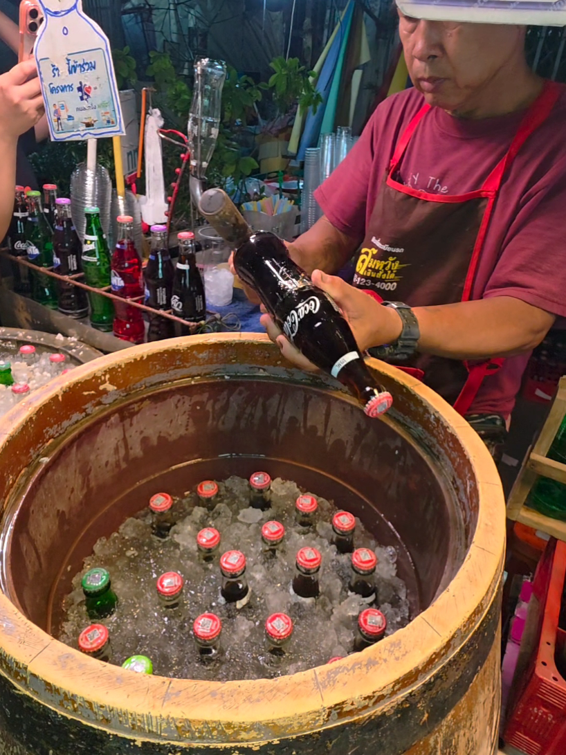 เจ๋ง! ทำแบบนี้แล้วน้ำอัดลมวุ้นออกจากขวดง่ายมาก‼️ #Streetfood #food  #ของกินลำปาง  ร้านน้ำอัดลมวุ้น ที่ กาดกองต้า อ.เมือง จ.ลำปาง วันเสาร์และวันอาทิตย์ เวลา 16.00น.เป็นต้นไปฝ