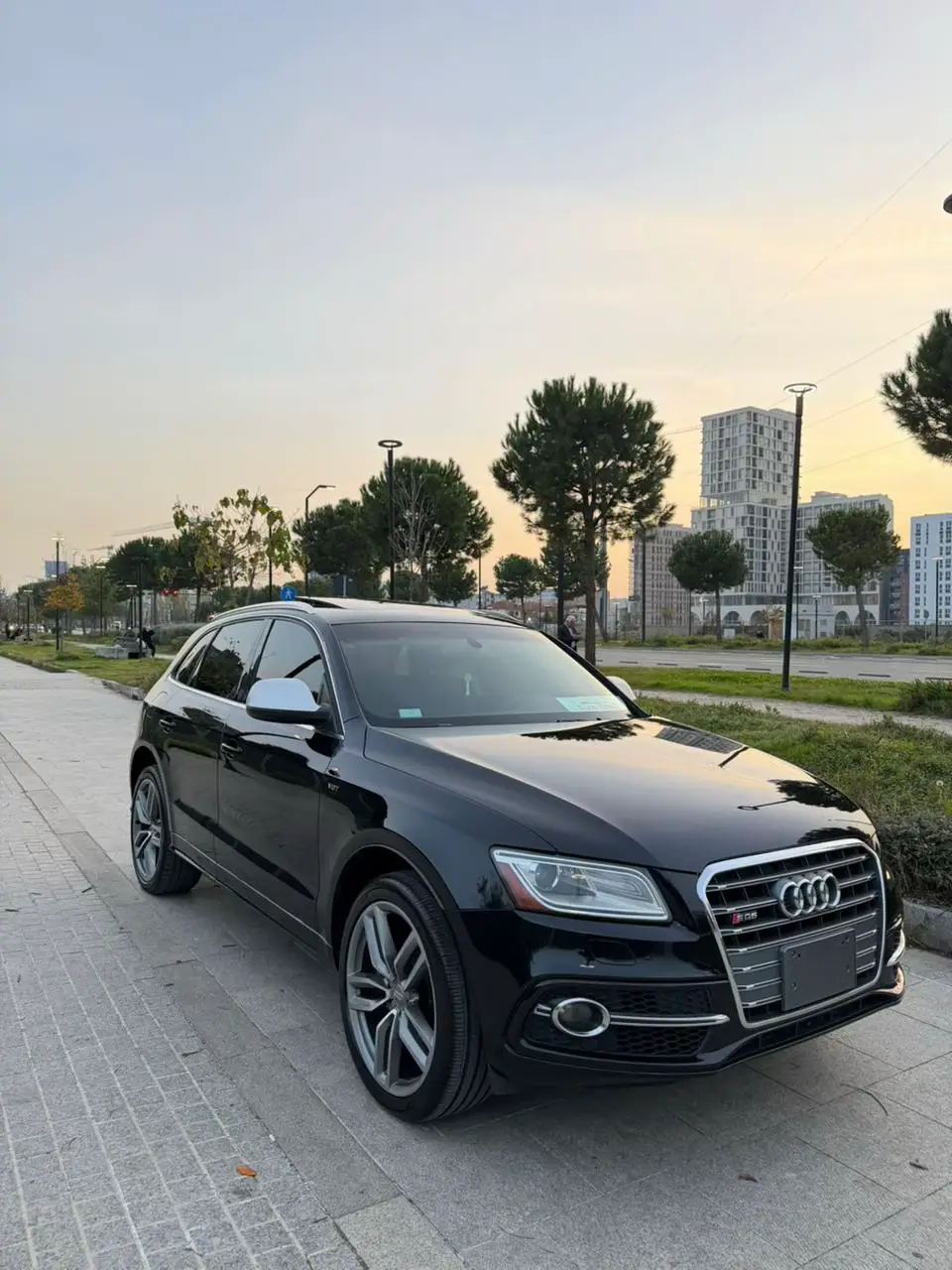☎️+355 68 466 6696☎️.                                                     •AUDI SQ5 FABRIKE  •Viti 2014 •3.0 Benzine 165 mij km Sedilie elektrike me memorie Sediljet para me ngrohje Sistem muzike BANG&OLUFSEN 3x S-Line Timon SQ5 me F1 Tavan xhami full panoramik Navi i madh (Audi MMI system) -Fm/Am/Cd/Bluetooth Audi Drive select (Comfort/Auto/Dynamic/) Hill Descent Control Cruise control Sensor parkimi mbrapa+kamer parkimi Sensor shiu 4 marmida me zhurme(sipas Audi Drive Select) Drita kseno inteligjente (kthehen sipas rruges) Fener/Stopa full LED Disqe perfekte 21 Mbyllje e bagazhit me buton Xhamat e zi,AutoHold,ngrofje-ftofje te gotave te ujit,etj… Makina eshte super e paster,teper e shpejte edhe e bukur…mund ta kontrrolloni ku te deshironi…