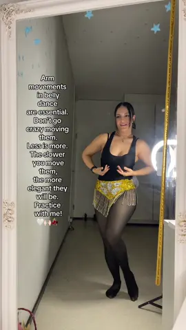 Los movimientos de brazos en la danza del vientre son esenciales. No los exageres. Menos es más. Cuanto más lentos los muevas, más elegantes serán. ¡Practica conmigo! 🤍🙌🏻💃🏼 #bellydance #dancer #actitud #danzaarabe #danzadelvientre 
