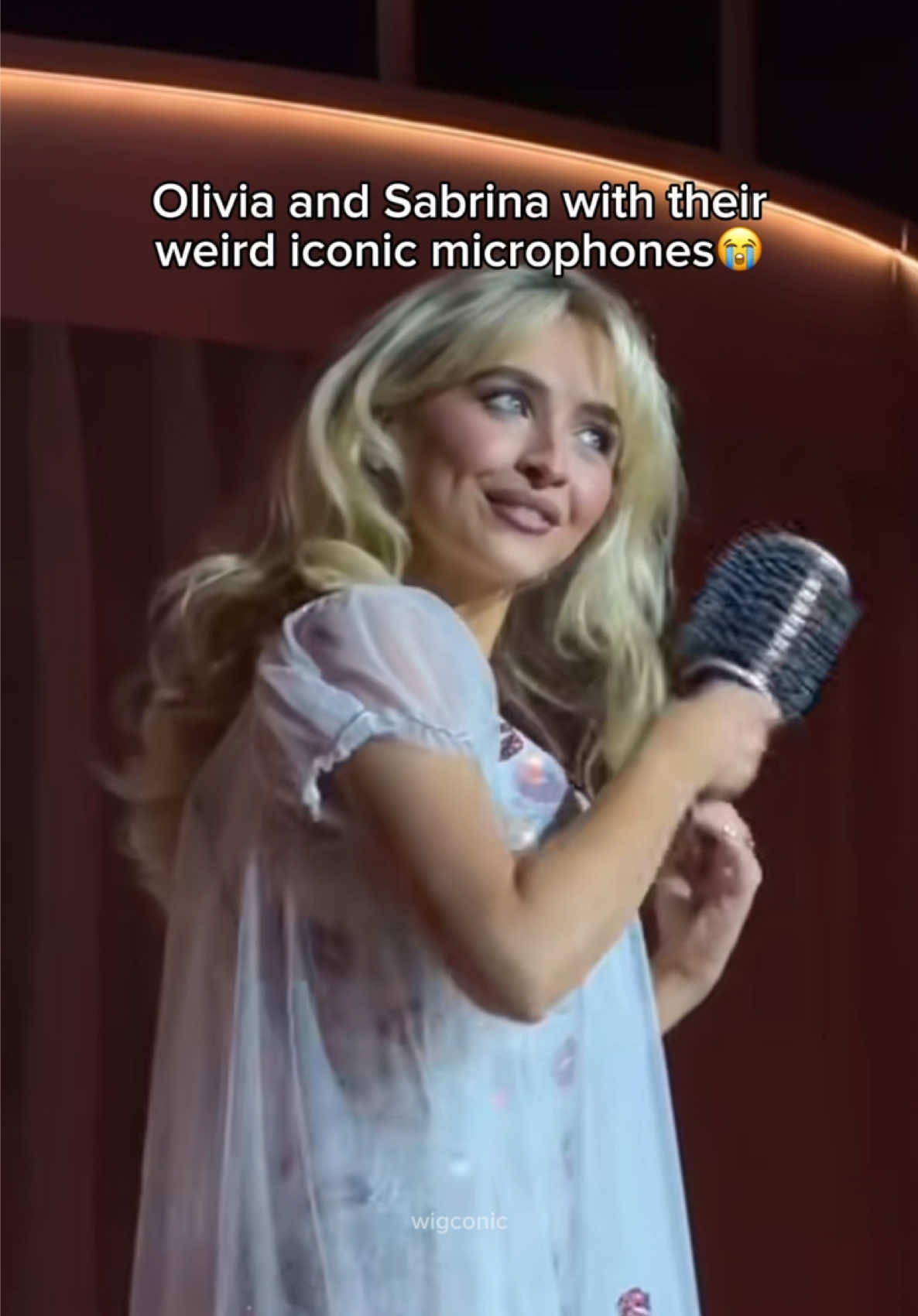 SABRINA WITH BRUSH AND OLIVIA WITH MEGAPHONE😭 #oliviarodrigo #sabrinacarpenter #taylorswift #celebrity #foryou @Olivia Rodrigo @Sabrina Carpenter 