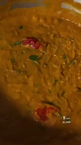 تخيلو للحين ماجربتوها!! طريقة الذ سباغيتي تنسيك الهموم: بالمقلى شوي زيت وتحطين طماطم مقطع وبصل وفصين ثوم وفلفل رومي وتخلينه لين يذبل وعلى طوول للخلاطه تخلطينهن وترجعين تصبينه بالمقلى بس مقلى يكون كبير شوي عشان ما تتوهقين نفسي وتحطين علبه قشطه وملعقتين جبن سائل ورشه ملح وبهارات( فلفل اسود،كمون، بهارات مشكله، ) وتكسرين المكرونه واذا عندك فلفل احمر او اخضر للتزيين و كزبره وبالعاااااافيه عليكم 😮‍💨❤️‍🔥 #تيك_توك #اكل #جوع #fyppppppppppppppppppppppp #مكرونه 