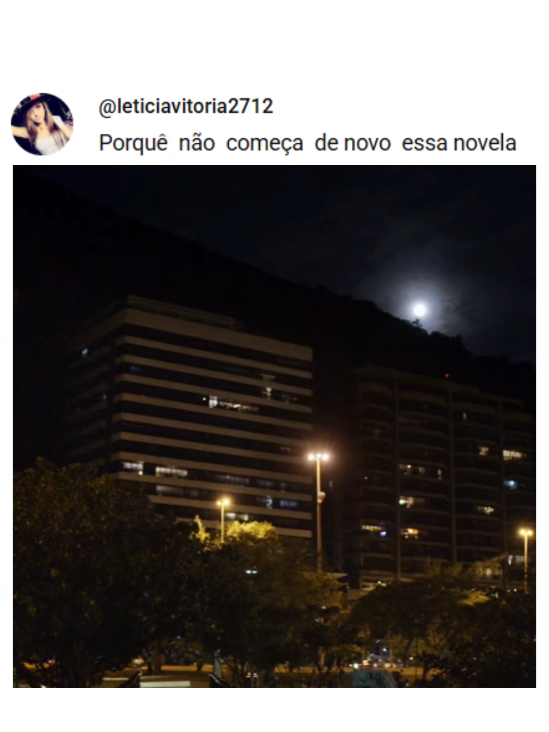 A Força do Querer é uma das novelas mais marcantes de Glória Perez, exibida originalmente em 2017 pela TV Globo. A trama conquistou o público por misturar emoção, conflitos familiares, romance, triângulos amorosos explosivos e debates sociais de grande impacto. Ambientada entre o Pará, o Rio de Janeiro e o universo urbano contemporâneo, a novela acompanha três protagonistas fortíssimas — Ritinha, Jeiza e Bibi — cada uma vivendo sua própria batalha e seguindo seus desejos acima de tudo. Ritinha, uma jovem encantada pelo encantamento do rio e pela sua “sereidade”, entra em um triângulo amoroso com Zeca, seu amor de infância, e Ruy, o empresário que muda completamente sua vida. Jeiza, policial militar e lutadora de MMA, luta para equilibrar sua carreira exigente e o relacionamento com Zeca, se tornando um símbolo de força feminina. Bibi, apaixonada ao extremo por Rubinho, se transforma em uma das personagens mais comentadas da década, vivendo intensamente sua queda no mundo do crime para proteger o marido. A novela também aborda temas como identidade de gênero, violência urbana, relações tóxicas, empoderamento feminino, vícios emocionais e conflitos morais — sempre com personagens profundos e cenas icônicas que viralizam até hoje. Com grandes atuações de Isis Valverde, Paolla Oliveira, Juliana Paes, Emílio Dantas e Marco Pigossi, A Força do Querer se tornou um fenômeno de audiência e uma das novelas mais lembradas pelos dramas intensos e reviravoltas inesperadas. #CenasQueMarcaram #NovelaRaiz #MulheresDeNovela #foryoupage