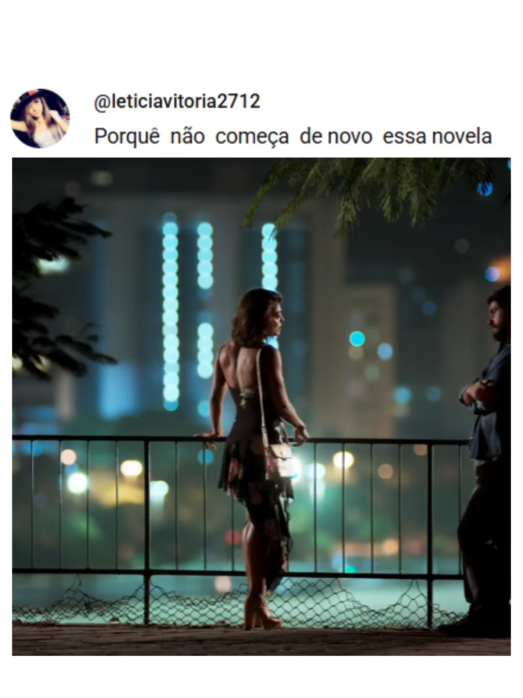 A Força do Querer é uma das novelas mais marcantes de Glória Perez, exibida originalmente em 2017 pela TV Globo. A trama conquistou o público por misturar emoção, conflitos familiares, romance, triângulos amorosos explosivos e debates sociais de grande impacto. Ambientada entre o Pará, o Rio de Janeiro e o universo urbano contemporâneo, a novela acompanha três protagonistas fortíssimas — Ritinha, Jeiza e Bibi — cada uma vivendo sua própria batalha e seguindo seus desejos acima de tudo. Ritinha, uma jovem encantada pelo encantamento do rio e pela sua “sereidade”, entra em um triângulo amoroso com Zeca, seu amor de infância, e Ruy, o empresário que muda completamente sua vida. Jeiza, policial militar e lutadora de MMA, luta para equilibrar sua carreira exigente e o relacionamento com Zeca, se tornando um símbolo de força feminina. Bibi, apaixonada ao extremo por Rubinho, se transforma em uma das personagens mais comentadas da década, vivendo intensamente sua queda no mundo do crime para proteger o marido. A novela também aborda temas como identidade de gênero, violência urbana, relações tóxicas, empoderamento feminino, vícios emocionais e conflitos morais — sempre com personagens profundos e cenas icônicas que viralizam até hoje. Com grandes atuações de Isis Valverde, Paolla Oliveira, Juliana Paes, Emílio Dantas e Marco Pigossi, A Força do Querer se tornou um fenômeno de audiência e uma das novelas mais lembradas pelos dramas intensos e reviravoltas inesperadas. #CenasQueMarcaram #NovelaRaiz #MulheresDeNovela #foryoupage