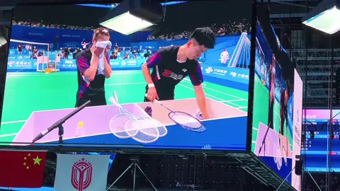 A thanh niên xách cái túi trông như đi chợ đi đánh giải toàn quốc 🤣🤣🤣#ZhengSiWei #HuangYaQiong 