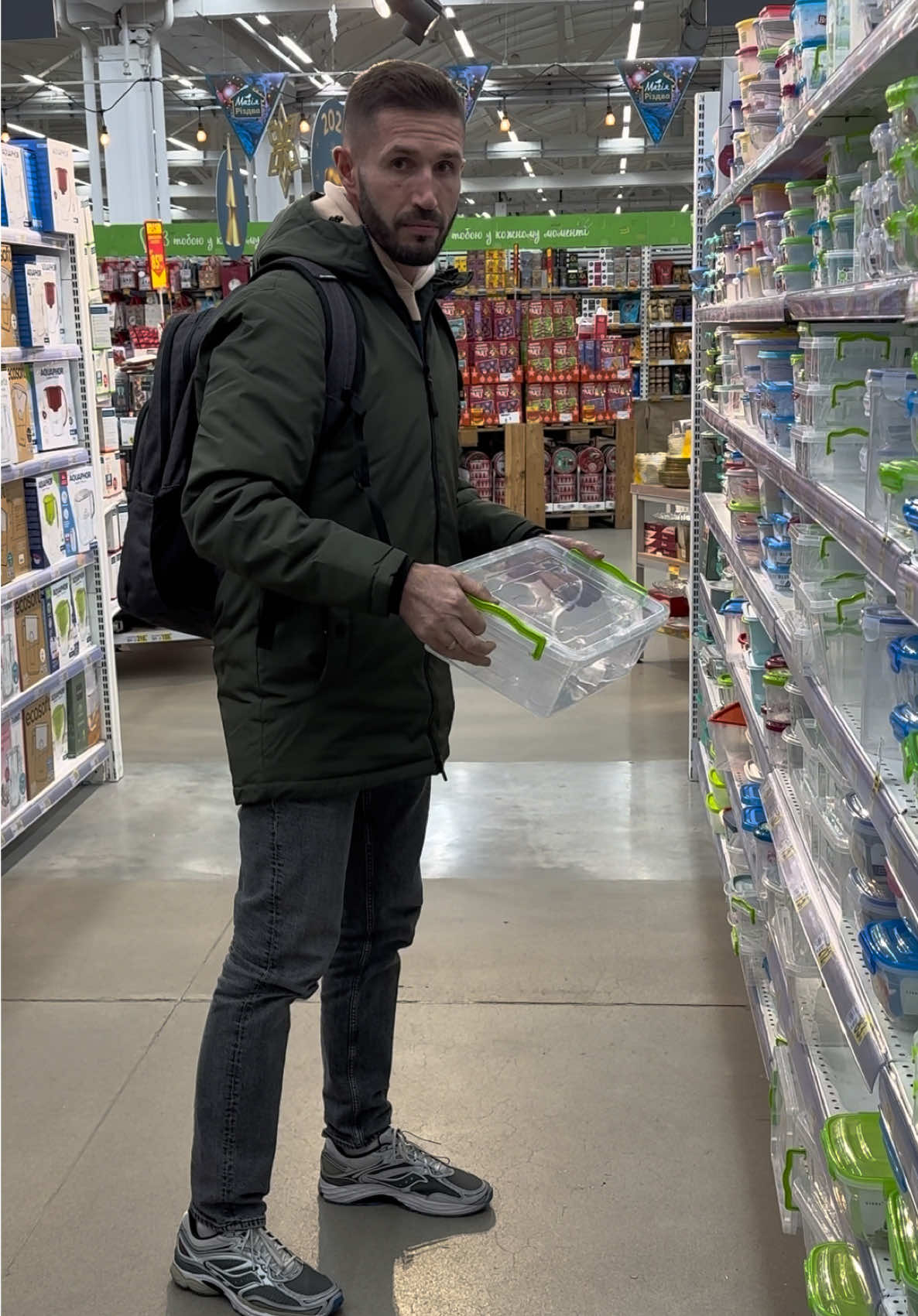 Коли він уже наїсться?