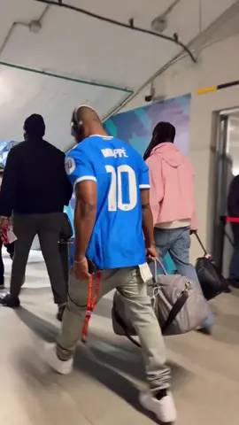 The Commanders showed up in style at the Bernabéu ahead of their game against the Dolphins 😎 The Mbappé jersey had to be there 🔝 #beINSPORTS #NFL #RealMadrid