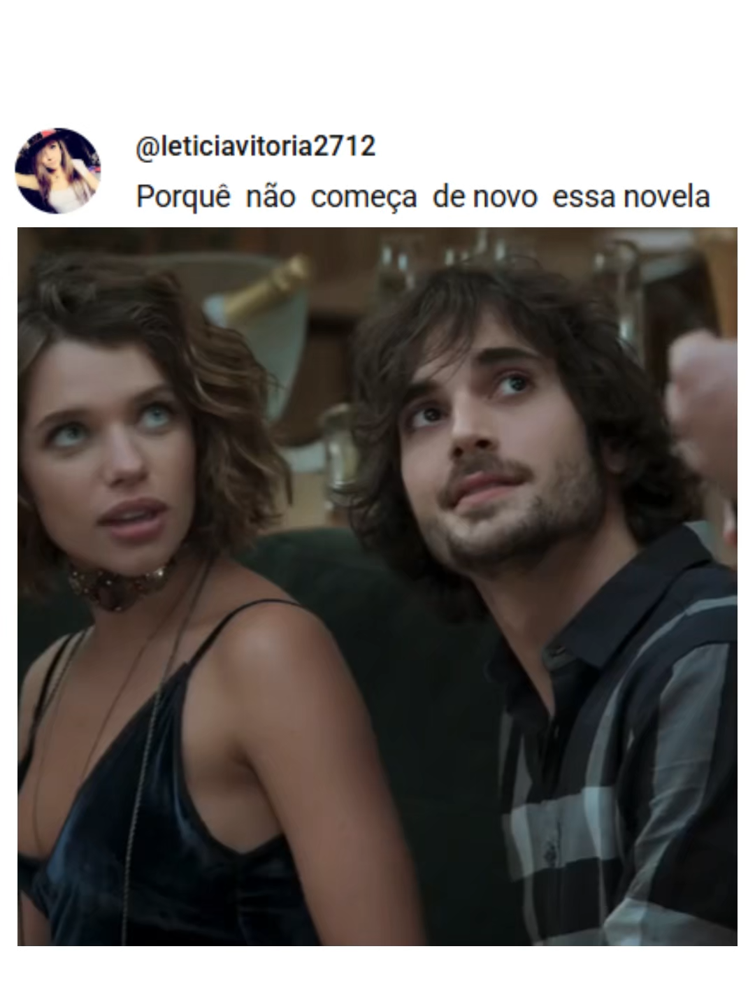 A Força do Querer é uma das novelas mais marcantes de Glória Perez, exibida originalmente em 2017 pela TV Globo. A trama conquistou o público por misturar emoção, conflitos familiares, romance, triângulos amorosos explosivos e debates sociais de grande impacto. Ambientada entre o Pará, o Rio de Janeiro e o universo urbano contemporâneo, a novela acompanha três protagonistas fortíssimas — Ritinha, Jeiza e Bibi — cada uma vivendo sua própria batalha e seguindo seus desejos acima de tudo. Ritinha, uma jovem encantada pelo encantamento do rio e pela sua “sereidade”, entra em um triângulo amoroso com Zeca, seu amor de infância, e Ruy, o empresário que muda completamente sua vida. Jeiza, policial militar e lutadora de MMA, luta para equilibrar sua carreira exigente e o relacionamento com Zeca, se tornando um símbolo de força feminina. Bibi, apaixonada ao extremo por Rubinho, se transforma em uma das personagens mais comentadas da década, vivendo intensamente sua queda no mundo do crime para proteger o marido. A novela também aborda temas como identidade de gênero, violência urbana, relações tóxicas, empoderamento feminino, vícios emocionais e conflitos morais — sempre com personagens profundos e cenas icônicas que viralizam até hoje. Com grandes atuações de Isis Valverde, Paolla Oliveira, Juliana Paes, Emílio Dantas e Marco Pigossi, A Força do Querer se tornou um fenômeno de audiência e uma das novelas mais lembradas pelos dramas intensos e reviravoltas inesperadas. #CenasQueMarcaram #NovelaRaiz #MulheresDeNovela #foryoupage