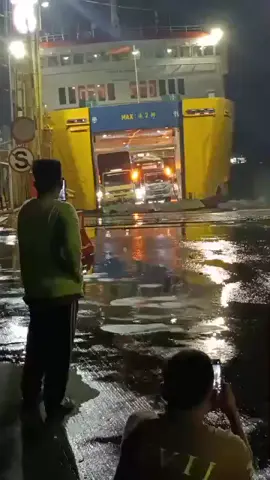 masya Allah  semoga selamat sampai tujuan pejuang rupiah 😇😇😇  #fyp #pejuangrupiah #pelabuhanmerakbakauheni #merakbakauheni #sopirtrukpunyacerita 