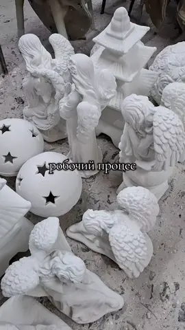 Садові фігури – це популярний елемент декору, який допомагає створити особливий затишок та індивідуальний стиль на присадибній ділянці, в саду чи на дачі. Вони представлені широким асортиментом форм та виготовляються з різноманітних матеріалів. 