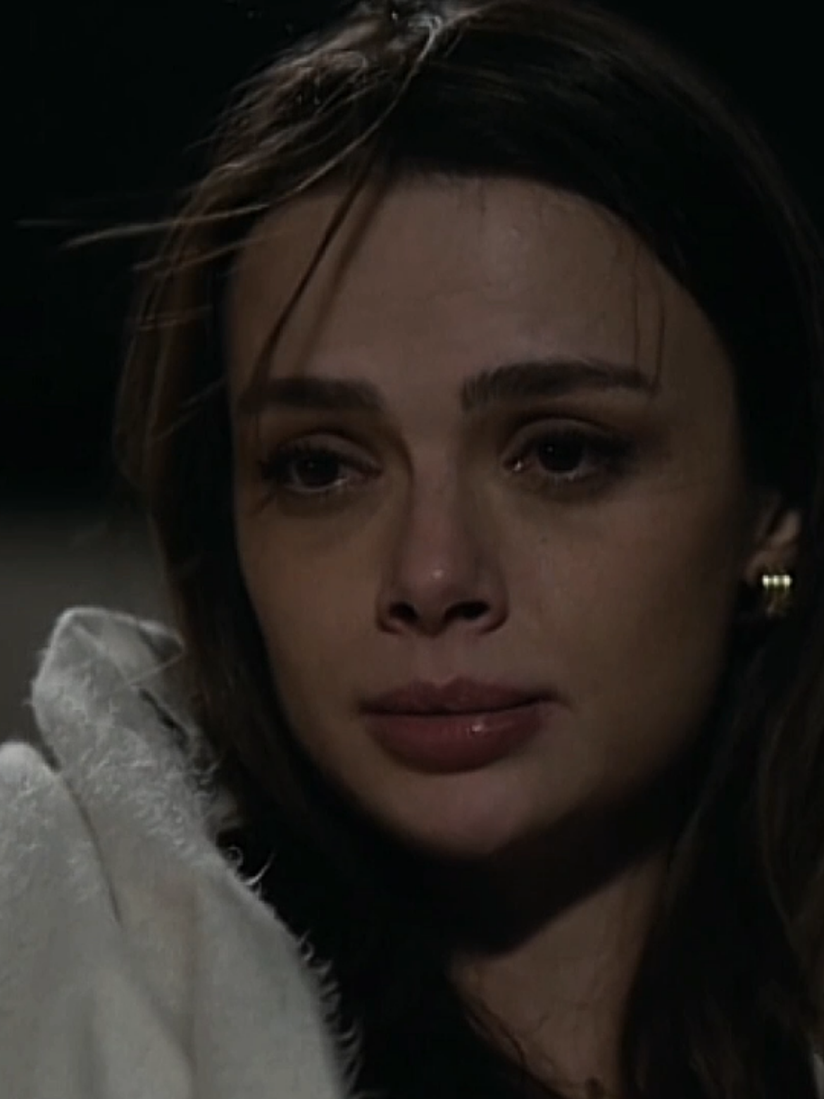 ومليون حاجه كاتماها....☹#المدينة_البعيدة #uzakşehir #sinemünsal 