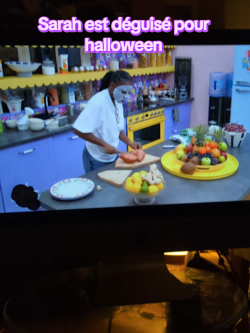 Sarah fait la cuisine et on se croirait a halloween avec le grand couteau  #sarah #staracademy #livestaracademy 