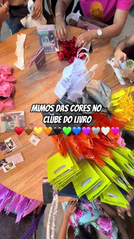 E teve troca de mimos coloridos, sim! #festadascores #presentedascores #bookclub #books 