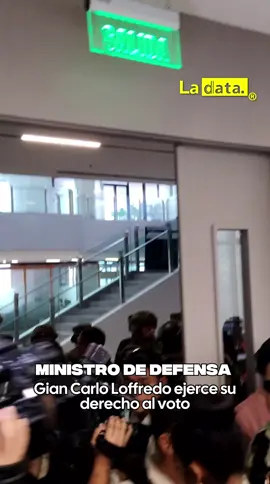 #Tendencia “Hoy el mal empieza a perder: cooperación internacional permitió la captura de alias Pipo” El ministro de Defensa, Gian Carlo Loffredo, aseguró que este es “un día de celebración y agradecimiento”, tras confirmarse la captura de alias Pipo, líder de Los Lobos y uno de los delincuent3s más buscados del país. Destacó que el operativo fue posible gracias a la cooperación internacional, mediante un trabajo coordinado entre la Policía Nacional y la Policía de España,demostrando según dijo lo que logra una “cooperación efectiva”. Loffredo recordó que alias Pipo es señalado como responsable de al menos 400 muert3s y que será extraditado, probablemente para terminar sus días en la Cárcel del Encuentro. Añadió que esta estructura cr¡minal tenía vínculos con Colombia, México, Italia y Países Bajos, subrayando que “si ellos hacen alianzas internacionales, nosotros debemos hacerlas aún más fuertes”. Sobre el proceso electoral, informó que la jornada avanza sin mayores incidentes, salvo sanciones por uso del celular y personas detenidas por intentar introducir más papeletas. El ministro enfatizó que capturas como esta son posibles gracias al liderazgo del presidente Daniel Noboa y a las relaciones internacionales que mantiene el país: “Es una ventaja que debemos aprovechar”. @ladataec👈 #ladata #TendenciaPolítica #MinisterioDefensa #ConsultaPopular 