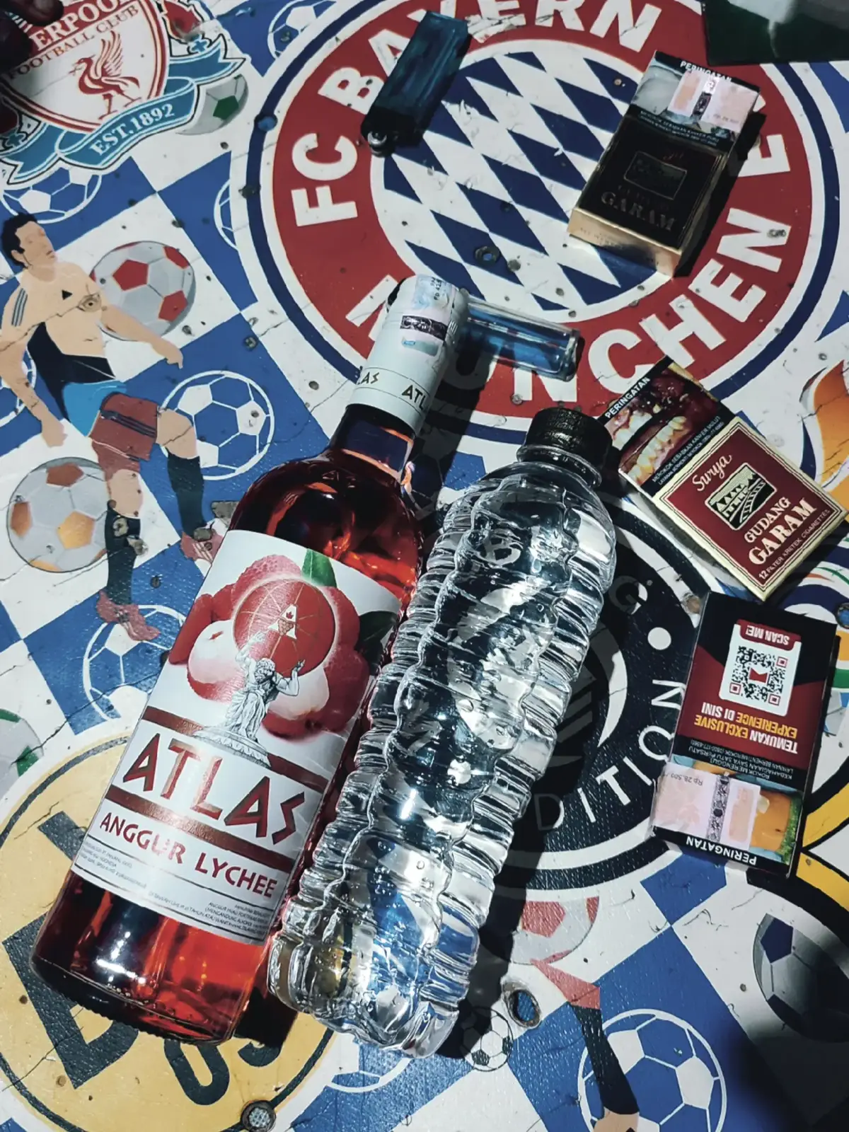 Berikut cara mudah membuatnya: Bahan-bahan: 10 buah cabai merah keriting 6 buah cabai rawit merah 3 siung bawang putih 1 buah kemiri 6 siung bawang merah 1 ruas kelingking kencur Kerupuk oren secukupnya. Minyak goreng 1 sdm cabai bubuk Daun bawang Garam dan kaldu jamur Cara membuat: Rebus ceker sampai empuk dan kenyal. Lalu, sembari menunggu ceker empuk, panaskan minyak untuk menumis. Kemudian, tumis bumbu halus sampai harum Setelah harum dan berubah warna, tambah cabai bubuk. Tumis hingga bau langunya menghilang. Berikutnya, tambahkan sedikit air rebusan ceker. Masukan kerupuk oren, rebus sampai kenyal dan matang. Setelah matang, masukan ceker dan tambahkan garam dan kaldu jamur. Koreksi rasa.  Terakhir, taburi daun bawang. Matikan api. Seblak ceker siap kamu santap selagi hangat. 