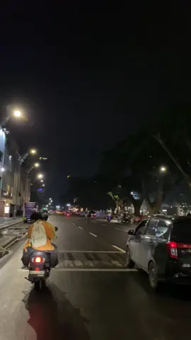 vibes medan malam hari sehabis hujan 📸.  #kesawanmedan #medan #vibes #kotamedan 