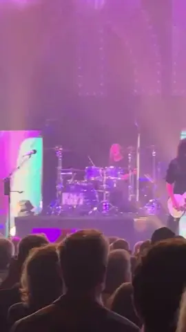 Black Diamond – Un classico che non delude mai 🔥🎤🥁 Scende l'oscurità, Paul intona quell'iconica intro e la band scatena uno dei finali più potenti di qualsiasi spettacolo dei KISS. Black Diamond è pura energia: voce, riff e quel finale esplosivo che lascia sempre il pubblico in delirio. 📌 Curiosità: nei primi anni, Peter la cantava, poi Eric Carr le ha dato il suo stile... e oggi Eric Singer la mantiene viva con una potenza incredibile. Canzone simbolo, finale perfetto. Qual è la tua versione preferita: quella degli anni '70, quella degli anni '80 o quella attuale? #kiss #paulstanley #genesimmons #argentina #rock 