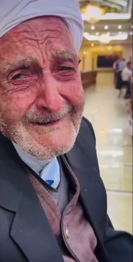 هذا زائر ايراني عمره 90 سنة كان يتمنى زيارة العتبات المقدسة في العراق لكن امكانيته الماديه ضعيفه وبعد انتشار فيديو له يتمنى الزيارة بادر اصحاب الخير وتحققت امنيته بالزيارة وهنا اخرج صورة زوجته المتوفيه ليتذكرها عند اهل البيت ع فعلا وفاء كبير من هذا الرجل لزوجته رحمها الله