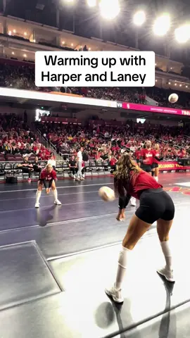 Prematch warm ups have begun for USC #cornhuskers #huskers #gobigred #nebraskavolleyball #uscvolleyball 