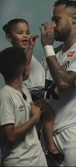 Ah, esse momento foi simplesmente inesquecível! O menino entrou no campo ao lado do Neymar, e a emoção era visível a cada passo que ele dava. Dá para sentir, só de olhar, como o coração dele disparava, o quanto ele estava surpreso e feliz por estar tão perto de um ídolo que ele provavelmente acompanha há muito tempo. É um daqueles momentos que fazem qualquer um se arrepiar, que fazem a gente lembrar que futebol não é só um jogo, mas pode ser um sonho que se realiza. Muitas pessoas podem dizer que “é só futebol”, mas para esse menino, aquele instante foi muito mais do que isso: foi a realização de um sonho, um encontro que ficará marcado para sempre na memória dele. Ele sorriu, se emocionou, e cada gesto de Neymar, cada olhar e cada cumprimento, transformou aquele momento em algo mágico. Alguns comentam que Neymar poderia dar ainda mais atenção, mas a verdade é que o simples fato de ele estar ali, presente e atento, já significou o mundo para o garoto. Foi um momento que mostrou o poder que um ídolo tem na vida de alguém, como um gesto simples pode transformar o dia, a semana, talvez até a vida de alguém. Para quem estava assistindo, foi impossível não se emocionar junto, sentir aquela alegria e aquele espanto que só quem realiza um sonho assim consegue experimentar. É a prova de que, às vezes, o futebol vai muito além das vitórias e derrotas: ele cria histórias, desperta emoções profundas e conecta pessoas de uma forma única. Um instante assim merece ser lembrado, contado e celebrado, porque encapsula a beleza de sonhar e de ver sonhos se tornarem realidade bem diante dos nossos olhos. #fy #neymar #betano #futebol 