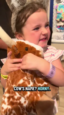 Gotta love the innocence 😂😂 Thank you @Nikdizz for capturing this hilarious moment of my girl! 🙌🏻 #buildabear #stuffedanimal #toddlersoftiktok 