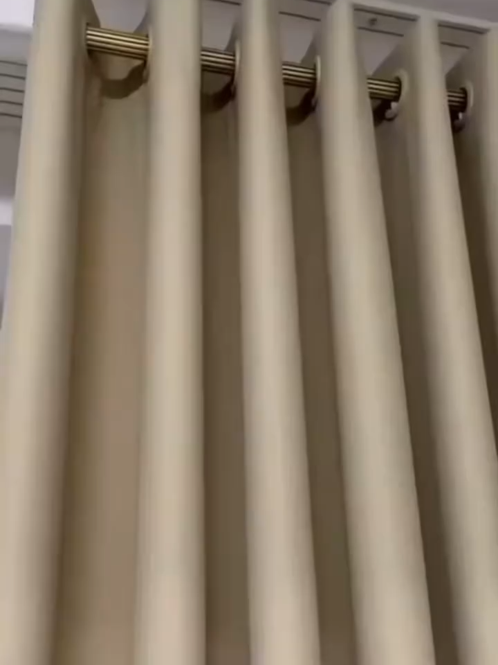 🪟 Cortina Blackout em Tecido Premium – Corta Luz Total! 🌙✨ Transforme seu ambiente com estilo e conforto! A cortina blackout bloqueia a luz, reduz o calor e deixa o cômodo muito mais aconchegante. ✨ Destaques do produto: ✔ 🖤 Tecido premium blackout ✔ 🌗 Corta luz total – ideal para quarto e sala ✔ ❄ Ajuda no controle de temperatura ✔ 🧽 Fácil de limpar e instalar ✔ 🏡 Deixa o ambiente elegante e moderno