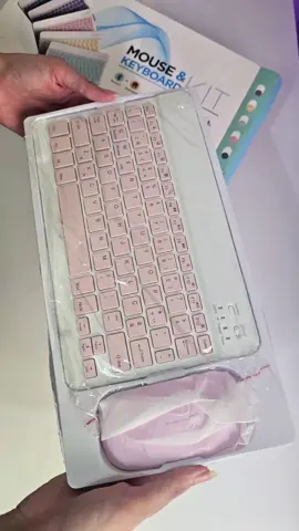 O kit teclado e mouse Bluetooth perfeito para transformar seu tablet ou celular em notebook: ​Se você vive digitando textos longos no tablet ou celular, sabe o quanto é ruim usar o teclado da tela. Esse kit Bluetooth ultrafino e ele é uma solução prática. ​O melhor dele é o teclado: ele é padrão ABNT2 e tem a tecla 