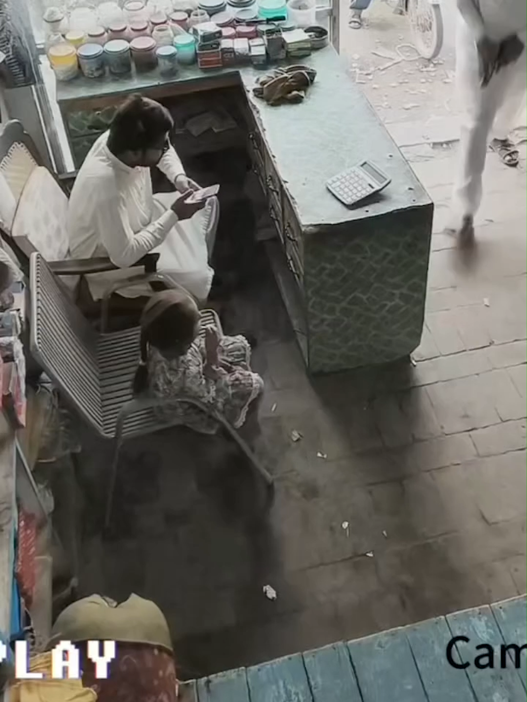 بچی کے چھوٹے سے عمل نے کیسے ڈکیتی کی واردات ناکام بنادی #GeoNews #WhatToWatch