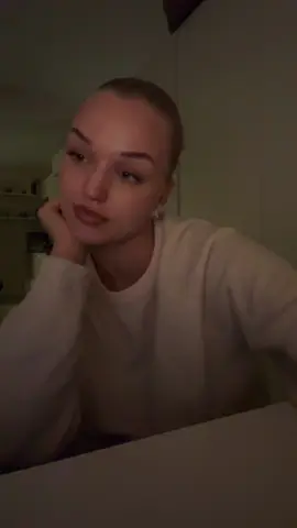 “Ich wollte immer nur lieben” ❤️‍🩹 schreibt gerne eure gedanken in die kommentare <3 ig: juliaawsk #poem #poesie #gedicht #poetry #liebe 