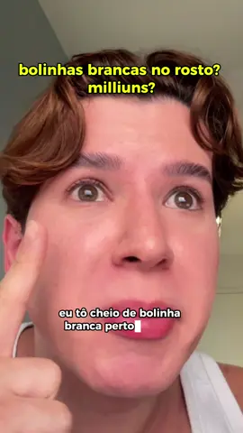 ✨ Milium: aquelas bolinhas durinhas que ninguém gosta! Se você já viu umas bolinhas branquinhas, duras e que não espremem de jeito nenhum, isso é milium — e não tem nada a ver com acne. Ele acontece quando queratina fica presa dentro da pele, formando esses pontinhos super resistentes. 💡 O que ajuda a melhorar: • esfoliação química leve (glicólico, mandélico, salicílico) • hidratação certeira pra manter a pele fina e regular • limpeza correta, sem exagero • paciência — milium não some da noite pro dia ⚠️ O que NÃO funciona: • espremer (não sai e ainda machuca!) • puxar, cutucar, tentar agulhar em casa • exagerar nos ácidos Em alguns casos, só sai com extração profissional, feita por dermato ou esteticista habilitado. Salva o post pra conferir quando aparecer um pontinho desses 👆 E se quiser, me diz nos comentários qual produto você usa pra manter a pele lisinha ✨ #SkincareComMiguel #Milium #PeleLisa #CuidadosComAPele #MIGS 