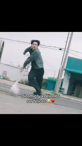 La serie construye un ritmo emocional que roza lo insoportable a propósito. Cada vez que Taepoong y Miseon logran un pequeño triunfo, el guion inmediatamente lo sabotea con una desgracia mayor. No es simplemente mala suerte: es el recordatorio de que ambos están intentando salir de un sistema corrupto, desigual y marcado por errores ajenos. Ellos pagan las consecuencias de decisiones que no tomaron, y ese desequilibrio es lo que hace que uno también se desespere viéndolos😭💔 #fyp #kdrama #typhoonfamily #junho #kimminha 