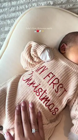 baby’s first Christmas outfit ♥️☃️❄️🪽✨ #babysfirstchristmas #christmas #newborn #tiktokshopblackfriday #babychristmas 