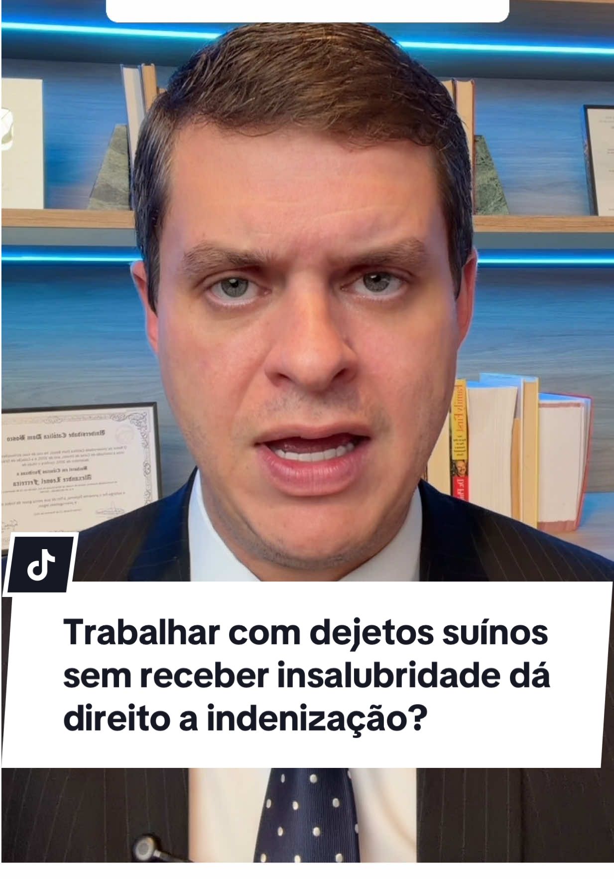 Você sabia que trabalhar em contato direto com dejetos suínos, urina e outros resíduos gera direito ao adicional de insalubridade?  Esse tipo de atividade é considerado insalubre em grau máximo, justamente porque expõe o trabalhador a riscos biológicos que podem afetar seriamente a saúde. Se a empresa não paga o adicional e também não fornece todos os equipamentos de proteção necessários, ela está descumprindo a legislação trabalhista.  Isso pode ser resolvido judicialmente, garantindo não só o adicional, mas também os valores retroativos dos últimos cinco anos. Você recebe o adicional de insalubridade? #advogado #trabalho #trabalhador