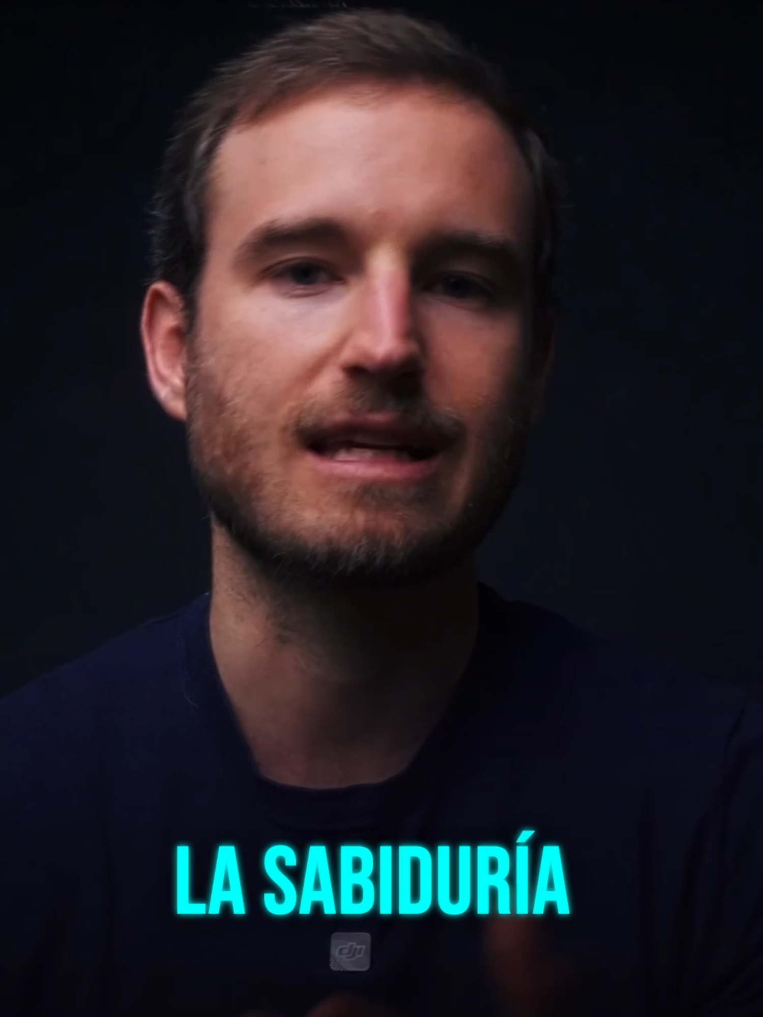 La cultura vive en los libros… pero la sabiduría está en las decisiones que tomamos en la vida. 📚✨ Leer te da contexto, te da ideas, te da lenguaje… pero solo la acción te da criterio. Solo la vida real te enseña lo que duele, lo que cuesta, lo que cambia. Y ese es el conocimiento que nadie te puede quitar. 🔥 Porque puedes memorizar mil teorías, pero si no decides, no arriesgas y no experimentas, sigues siendo el mismo. La sabiduría nace cuando aplicas, cuando fallas, cuando ajustas, cuando te atreves a vivir lo que entendiste en papel. 🧠⚡️ Los libros abren puertas. Tus decisiones las cruzan. Y ahí es donde se construye de verdad quién eres. En las elecciones que haces cuando nadie te está viendo. Al final, lo que te transforma no es lo que sabes… es lo que haces con lo que sabes. 💡🔥 #marianoporter #mentalidad #sabiduria #accion #disciplina #emprender #exito #crecimientopersonal #inspiracion #mindset #psicologia #aprendizaje #motivacion#paratiiiiiiiiiiiiiiiiiiiiiiiiiiiiiii #MarketingDeValor #MentalidadGanadora #cambiodementalidad #CrecimientoPersonal #marianoporter #EstrategiaYConstancia #MentalidadDeCrecimiento #MarianoPorter #MentalidadAlta #MindsetDeNegocios #EscalaConSentido #CrecimientoReal #DisciplinaAnteTodo #Mentoría