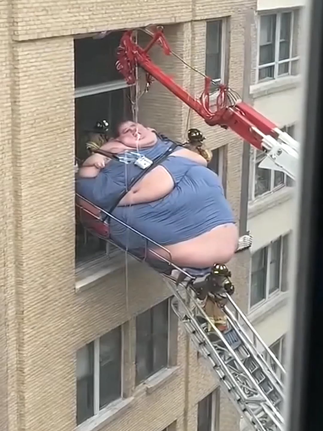 A rescue mission with unexpected complications 🚒 Firefighters were conducting a delicate window evacuation when a technical issue suddenly occurred : the support line on the mini-crane gave out mid-operation. Thanks to the team’s quick reaction, the situation stayed under control. A reminder of how challenging and unpredictable rescue work can be. 🙏Firefighters were called for an extremely rare and delicate mission: assisting a man in a state of ultra-morbid obesity, a situation almost never encountered in standard evacuations. Due to the exceptional circumstances, a window extraction was necessary, but halfway through, the support line of the mini-crane gave out, adding even more tension to an already complex operation. Thankfully, the team reacted instantly and kept everything under control. True professionalism. 🙏 #Obese #Firefighters #RescueMission