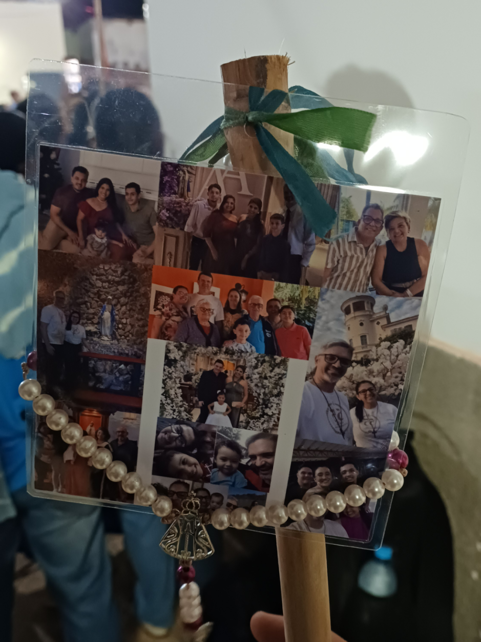 Hoje minha Rainha, minha esposa, minha base, a mulher que amo, se superou. Só nós sabemos o que significou esta caminhada para ela. Eu me propus a ajudar como carro de apoio e, por isso, não caminhei ao seu lado. E tenho certeza de que isso tornou tudo ainda mais difícil para ela, porque sempre seguimos caminhando juntos. Mas hoje Deus quis assim… e foi Ele quem conduziu cada passo da caminhada dela, fortalecendo-a a cada quilômetro desses 25 percorridos por um propósito que só eu, ela e nossa família conhecemos. Foi uma superação que nasceu da oração, da fé, da força, do foco e do comprometimento. E no final, eu estava lá… para filmar, para acolher e, junto com ela, **me emocionar ao vê-la chegando, carregando o cajado, com toda nossa família unida**. Um momento que jamais vou esquecer. Te amo. Te admiro. Sou grato a Deus pela sua vida. Estarei sempre ao seu lado. Para caminhar, apoiar e amar. Sempre. @Josinéia Almeida Mendes  Seu amor, Leo #familiaqueamo #amor #orgulhoemsercursilhista  @lucasOfc @Lari Almeida 