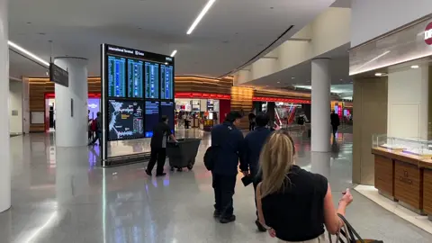 🇺🇸 UNITED BOEING 777-200ER (Economy) – San Francisco → Seoul | Flight Review Flying United Airlines’ Boeing 777-200ER from San Francisco to Seoul (ICN)! A long-haul route with solid comfort, good legroom, smooth ride, and great Pacific views. 📍 Route: San Francisco (SFO) → Seoul Incheon (ICN) ✈️ Aircraft: Boeing 777-200ER 🛫 Class: Economy ⏱️ Flight Time: ~11 hours 💰 Average ticket prices: • USD: $650 – $1,100 • KRW: ₩850,000 – ₩1,450,000 • EUR: €600 – €1,000 #UnitedAirlines #B777 #777200ER #SFO #ICN 