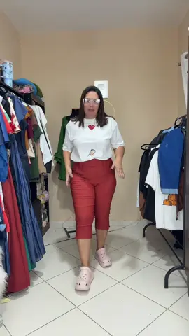 Gente, essa calça capri no tecido Bengaline é simplesmente perfeita! 😍✨ Vai vestir até o tamanho 56, e você pode comprar tranquilamente o seu número. O material é super confortável, veste muito bem e valoriza demais. Eu peguei a 46, que é o meu número, e ficou lindíssima! E aí, o que você tá esperando? Clica no carrinho laranja e só compra! 🛒🧡 #calçacapri #bengaline #modaplus #tiktokshopbrasil #achadinhodaju 