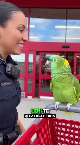 El loro EXPUSO a la oficial enfrente de todo Target: “¡Tienes un novio secreto en el pasillo 7!” 💀🦜 Este loro tiene cero filtro #ParaTi #FY #Loro #ParrotTok #Viral       