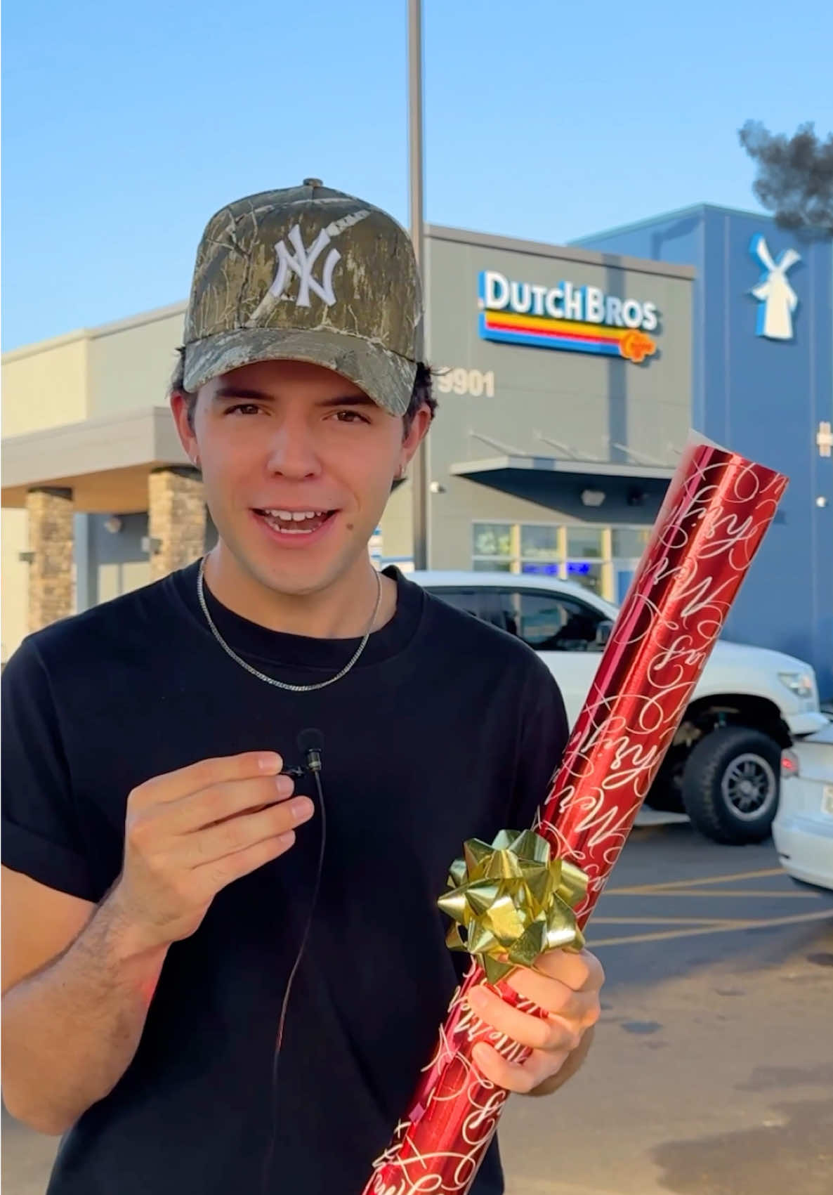 Can I Wrap A Present Before My Drinks Ready 😳🎁 @Dutch Bros Coffee #dutchbrospartner #dutchbroscoffee #dutchbros 