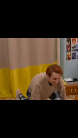 séance stretching avec Ambre Mélissa et Victor. objectif grand écart de drag queen à la star ac ahahah 