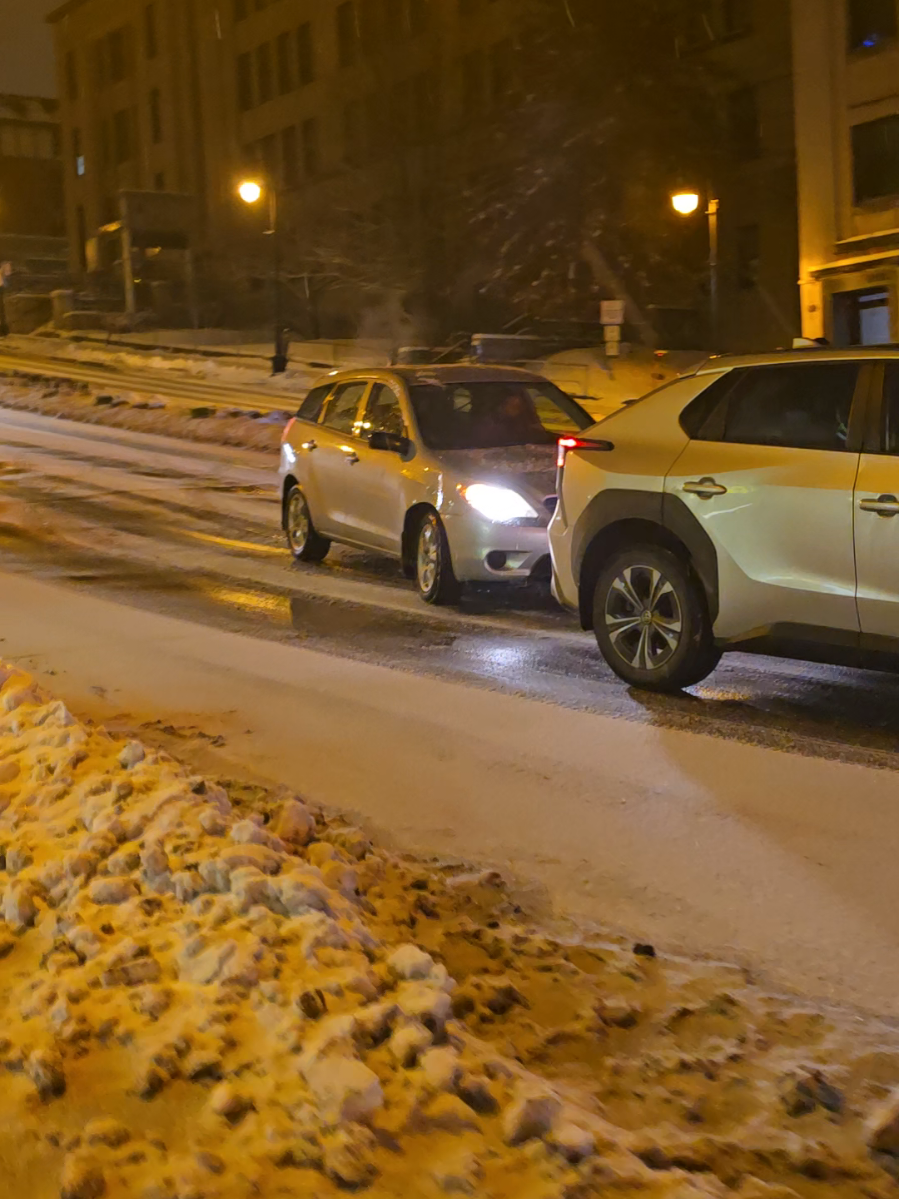 Un accident s’est produit dans la pente de la King Ouest au centre-ville de Sherbrooke. Planifiez vos déplacements avec soin et restez patients : la sécurité passe avant tout.