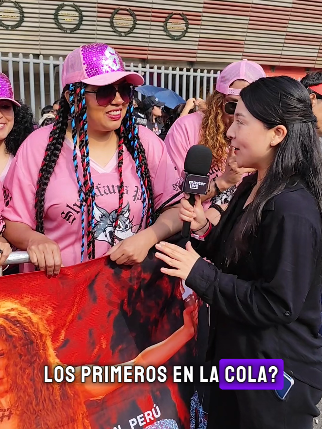 ¿Qué estarías dispuesto a hacer para ser uno de los primeros en ver a Shakira?😱 Estas fueron algunas de las respuestas que nos dieron los fans. Esto es realmente una fiesta.🥳 Últimas entradas disponibles para el 18 de noviembre en Teleticket. 🎟️ #ShakiraEnLima #ShakiraLMYNLPeru