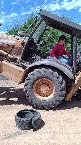 fazendo mais um embarque da retroescavadeira em cima da caçamba #fy #maisviews #foryoupage #máquina #caçamba 